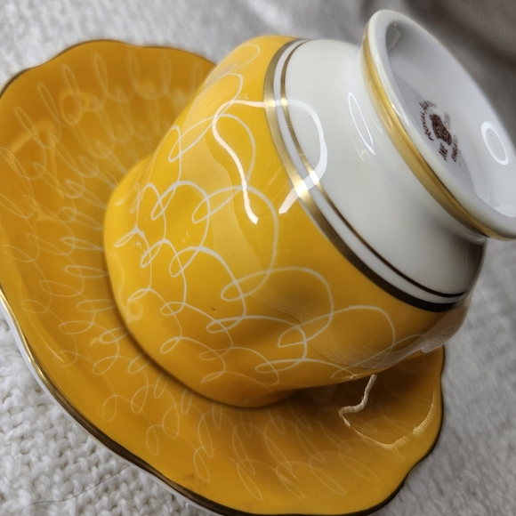 Royal Albert Crown Bone England China Teacup Saucer YELLOW GOLD w/White Swirls - Picture 16 of 16